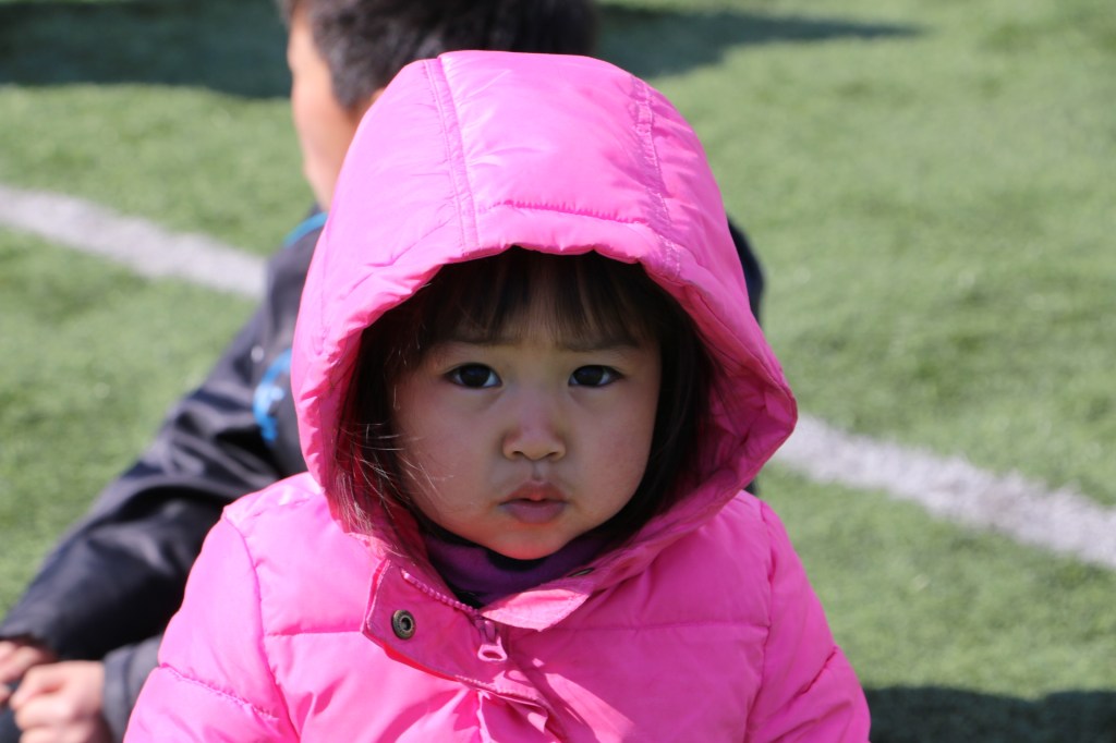 小さなボディに大きな笑顔で上級生と闘う